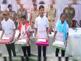 छत्तीसगढ़ में बड़ी सफलता: एक दशक से सक्रिय 4 माओवादी 19 लाख इनाम के साथ समर्पित