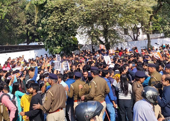 पटना में STET अभ्यर्थियों पर पुलिस लाठीचार्ज, परीक्षा कराने की मांग को लेकर तनावपूर्ण स्थि