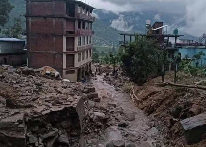 कुल्लू में फ्लैश फ्लड का कहर: 3 दुकानें बहीं, 350 से अधिक सड़कें बंद, जनजीवन अस्त-व्यस्त