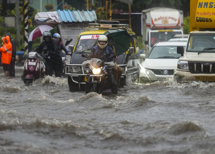 महाराष्ट्र: भारी बारिश से 6 की मौत, सैकड़ों लोग सुरक्षित निकाले गए; अगले 48 घंटे बेहद अहम, चेतावनी CM की