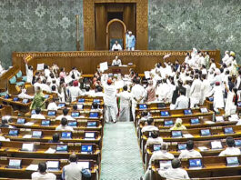 लोकसभा में गिरफ्तार मंत्रियों हटाने के बिल का विपक्ष ने किया जोरदार विरोध, सांसदों ने फाड़ी कॉपी, अमित शाह की ओर फेंके कागज