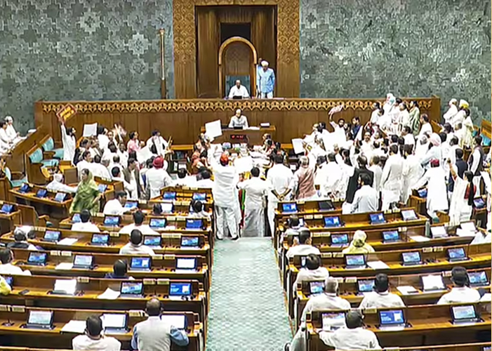लोकसभा में गिरफ्तार मंत्रियों हटाने के बिल का विपक्ष ने किया जोरदार विरोध, सांसदों ने फाड़ी कॉपी, अमित शाह की ओर फेंके कागज