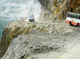 बदरीनाथ यात्रा में बड़ा हादसा टला, शराबी चालक बस खाई के पास छोड़ भागा, 36 यात्रियों की जान अटकी