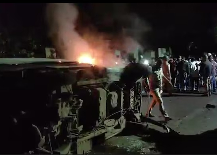 कोल्हापुर में दो गुटों में हिंसक भिड़ंत: 10 लोग घायल, वाहनों में आगजनी और तोड़फोड़, इलाके में तनाव