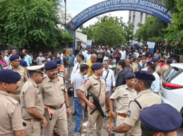 अहमदाबाद स्कूल चाकूबाजी कांड: छात्र की मौत पर बवाल, FIR दर्ज, प्रिंसिपल और टीचर्स पर कार्रवाई