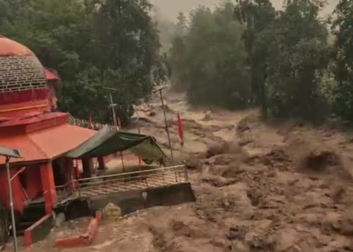 जम्मू-कश्मीर डोडा में बादल फटने से बाढ़ का खतरा, स्कूल बंद और राहत कार्य जारी