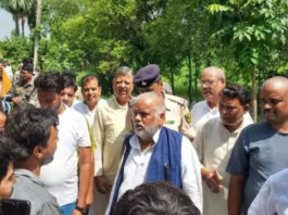 बिहार सड़क हादसे में 9 मौतों पर गुस्साए ग्रामीणों ने मंत्री और विधायक को किया पीछा, हमला किया