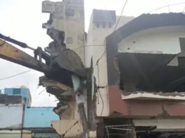 उज्जैन महाकाल मंदिर के पास अवैध नॉनवेज शॉप पर बुलडोजर कार्रवाई, हाईकोर्ट स्टे हटते ही दुकान जमींदोज