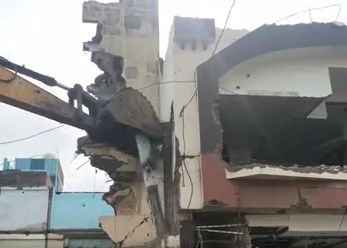 उज्जैन महाकाल मंदिर के पास अवैध नॉनवेज शॉप पर बुलडोजर कार्रवाई, हाईकोर्ट स्टे हटते ही दुकान जमींदोज