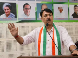 गुजरात में ‘वोट चोरी’ का आरोप: कांग्रेस बोली—एक व्यक्ति के नाम पर कई वोटर आईडी, BJP पर निशाना