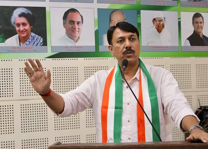 गुजरात में ‘वोट चोरी’ का आरोप: कांग्रेस बोली—एक व्यक्ति के नाम पर कई वोटर आईडी, BJP पर निशाना
