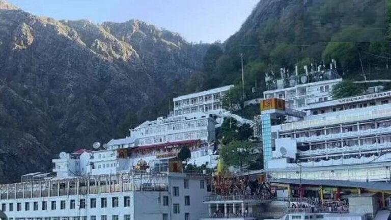 माता वैष्णो देवी मार्ग पर हादसा, अर्धकुवारी में लैंडस्लाइड के बाद यात्रा रोकी