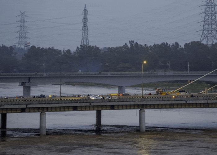 यमुना का बढ़ता जलस्तर बना संकट, दिल्ली में घरों में घुसे बाढ़ के पानी, गुरुग्राम में बंद हुए स्कूल-ऑफिस