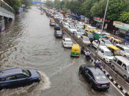 दिल्ली-एनसीआर में मूसलाधार बारिश और जलभराव से जनजीवन अस्त-व्यस्त, 340 से अधिक उड़ानों में देरी