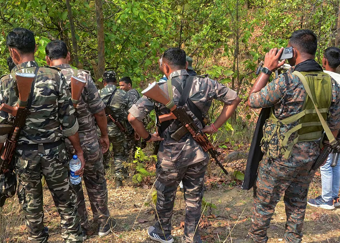 झारखंड में माओवादियों से मुठभेड़ में दो सुरक्षाकर्मी शहीद, इलाके में सर्च ऑपरेशन तेज