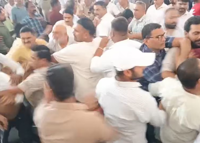 कांग्रेस की बैठक बनी अखाड़ा: उत्तराखंड में दो गुटों की जोरदार भिड़ंत, हाथापाई में वरिष्ठ नेता के फटे कपड़े