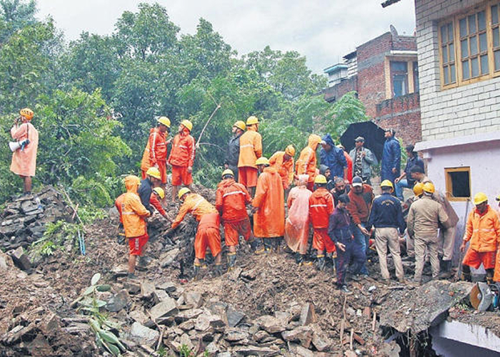 कुल्लू में भूस्खलन की त्रासदी: मलबे में दबे 11 लोग, हिमाचल के कई क्षेत्रों में भूस्खलन से जनजीवन प्रभावित