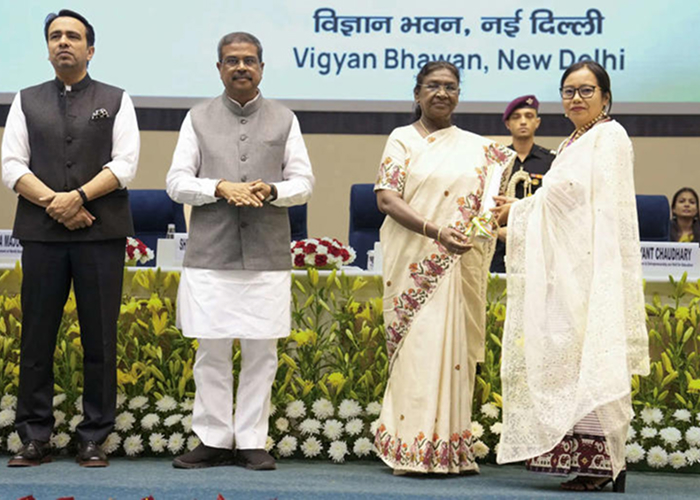 राष्ट्रपति मुर्मू ने 45 शिक्षकों को राष्ट्रीय शिक्षक पुरस्कार से सम्मानित किया, शिक्षा क्षेत्र में उत्कृष्ट योगदान के लिए सराहना