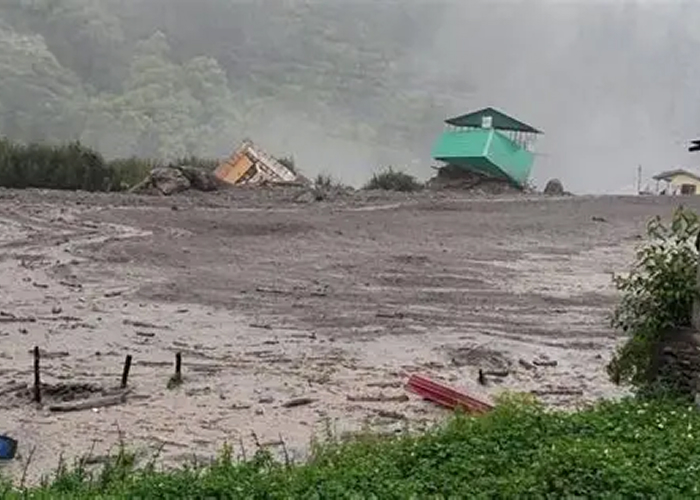 उत्तरकाशी के नौगांव में तबाही: बादल फटने से घर क्षतिग्रस्त, SDRF ने शुरू किया राहत अभियान