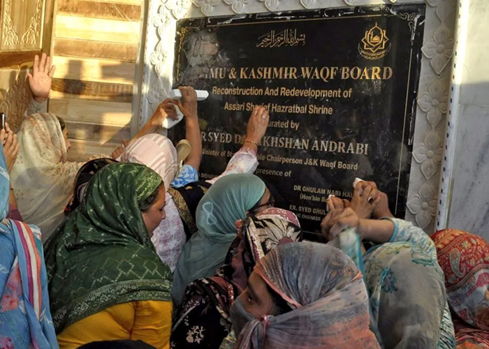 हजरतबल में अशोक चिन्ह तोड़े जाने पर बवाल: 30 लोग हिरासत में, नेशनल कॉन्फ्रेंस ने पुलिस कार्रवाई पर उठाए सवाल