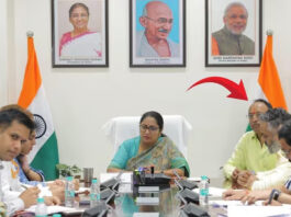 दिल्ली की सीएम रेखा गुप्ता के पति मनीष गुप्ता कौन हैं? ऑफिसियल मीटिंग में दिखे उनके रहस्य की बातें!