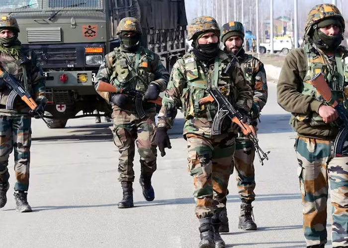 कुलगाम मुठभेड़ का दूसरा दिन: भयंकर फायरिंग में 2 जवान और 2 आतंकवादी ढेर, सुरक्षा बलों ने घेरा कड़ा किया
