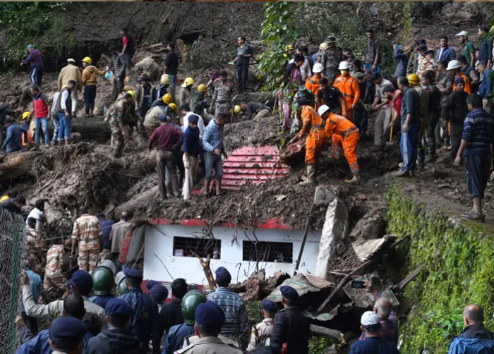 हिमाचल प्रदेश: कुल्लू में भूस्खलन से महिला की मौत, चार परिजनों के मलबे में दबे होने की आशंका