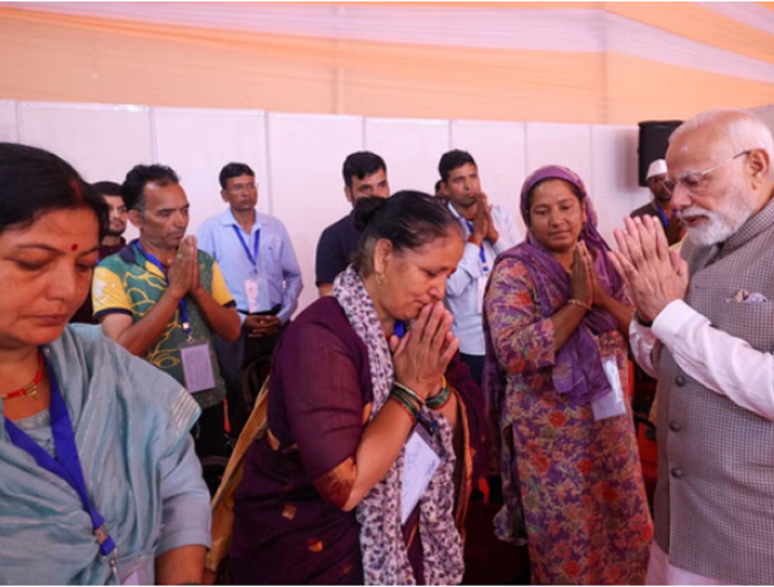 प्रधानमंत्री मोदी से मिले आपदा प्रभावित धरालीवासी, सुनाई तबाही की दर्दभरी दास्तान