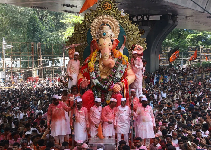 लालबागचा राजा विसर्जन चोरी कांड: दिल्ली पुलिस ने गिरोह का भंडाफोड़ कर 45 चोरी हुए मोबाइल बरामद किए, नेपाल भेजे जा रहे थे, 4 गिरफ्तार