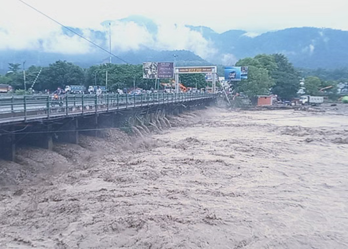 उत्तराखंड में भारी बारिश का कहर: देहरादून में रेड अलर्ट, सभी स्कूल बंद; सीएम ने प्रभावित इलाकों का किया निरीक्षण