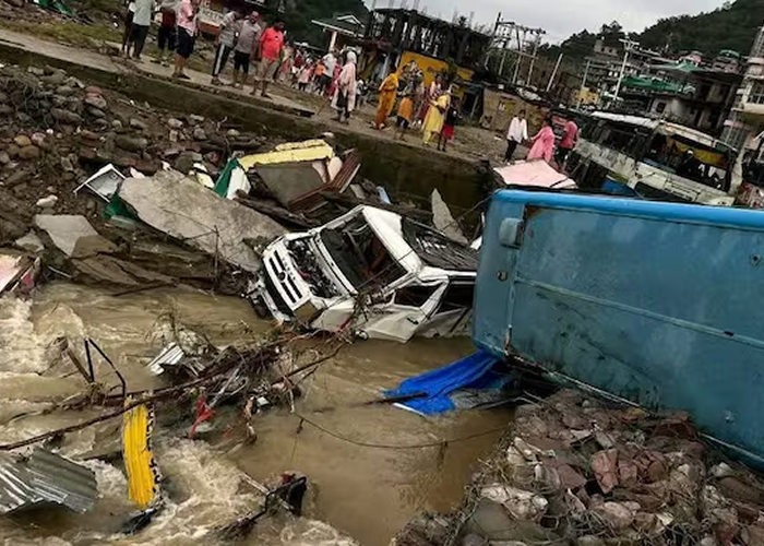 हिमाचल में मूसलाधार बारिश का कहर: बस अड्डा जलमग्न, भूस्खलन से यातायात ठप