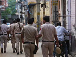 दिल्ली पुलिस की बड़ी कार्रवाई: 820 जवानों की छापेमारी, 58 ठिकानों पर दबिश, गैंगस्टर नीरज बावाना के पिता समेत 6 गिरफ्तार