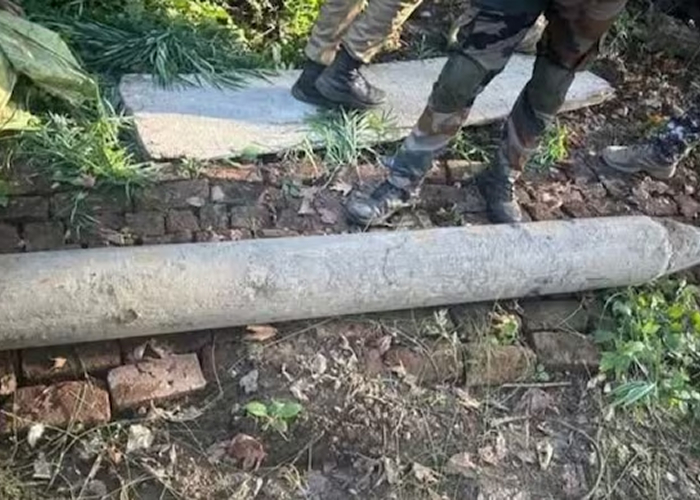 श्रीनगर की डल झील की सफाई में मिला पाकिस्तानी फतह-1 रॉकेट का मलबा