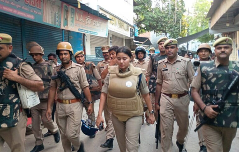 बरेली में भड़काऊ नारेबाजी के बीच हिंसक झड़पें: पुलिस अफसरों पर हमला, माहौल तनावपूर्ण