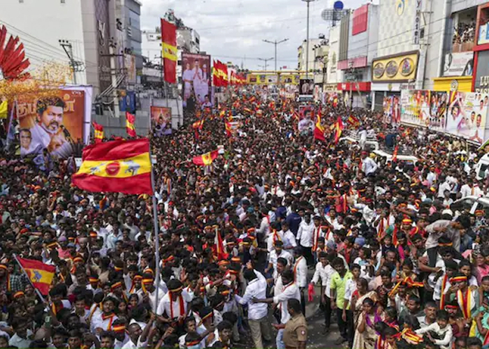करूर भगदड़ मामला: विजय की पार्टी टीवीके की याचिका पर आज सुनवाई, जिम्मेदारी तय करने पर सियासी टकराव तेज