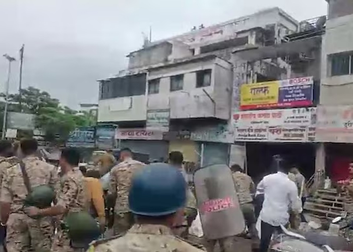 महाराष्ट्र के अहिल्यनगर में 'I love Muhammad' ग्रैफिटी को लेकर विरोध प्रदर्शन, पुलिस ने किया लाठीचार्ज