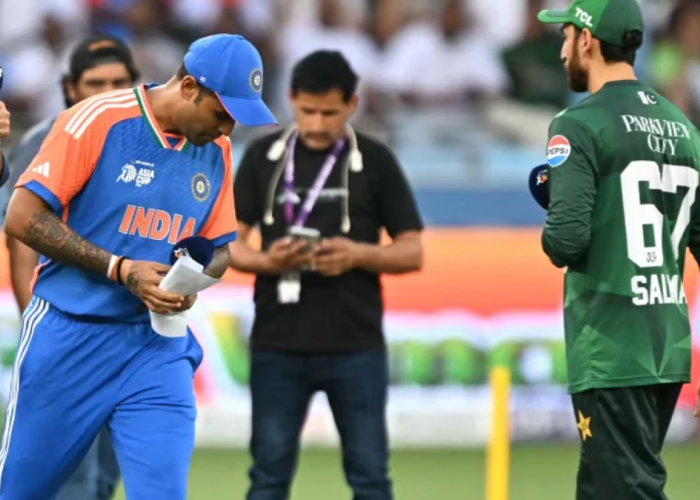 एशिया कप समारोह विवाद: भारत के खिलाफ पाकिस्तान को ‘ना खेलने’ की नसीहत, बदसलूकी पर उठे सवाल