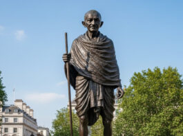 अंतरराष्ट्रीय अहिंसा दिवस से तीन दिन पहले: लंदन में महात्मा गांधी की मूर्ति पर हमला, भारतीय मिशन ने कड़ा विरोध जताया