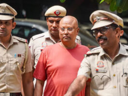 दिल्ली के 'स्लीज बाबा' के फोन से खुलासा: एयर होस्टेस के साथ तस्वीरें और प्रोफाइल पिक्चर के स्क्रीनशॉट्स वायरल