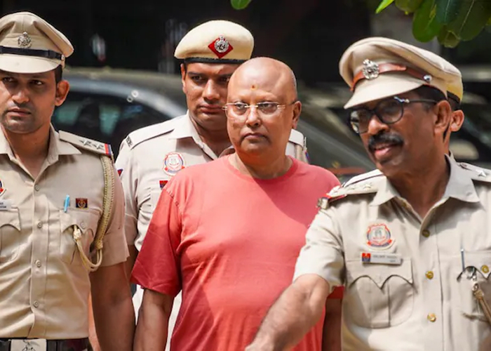 दिल्ली के 'स्लीज बाबा' के फोन से खुलासा: एयर होस्टेस के साथ तस्वीरें और प्रोफाइल पिक्चर के स्क्रीनशॉट्स वायरल