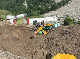 "देहरादून में आपदा की भयावहता: सामने नदी पर सबका ध्यान, पीछे टूटा मुसीबतों का पहाड़ – कई घर ढहे, लोग जान बचाने दौड़े