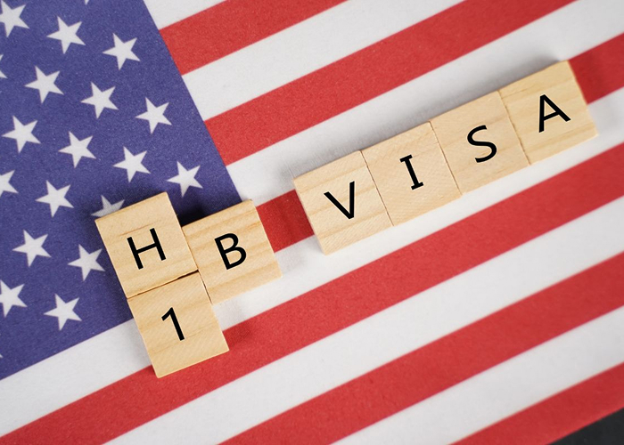 यूएस ने नए H-1B आवेदन पर लगाई $1,00,000 फीस, 21 सितंबर के बाद लागू
