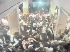 वाराणसी कोर्ट में वकीलों ने पुलिसकर्मी पर बरसाए लाठियाँ, वीडियो हुआ वायरल