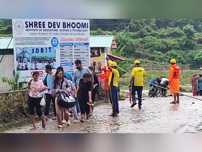 देहरादून: जलभराव से इंस्टिट्यूट में फंसे 200 छात्र-छात्राएं, एसडीआरएफ ने किया रेस्क्यू