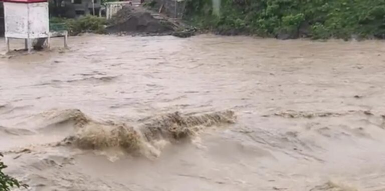 देहरादून: भारी बारिश के कारण टोंस नदी उफान पर, अलर्ट मोड पर प्रशासन