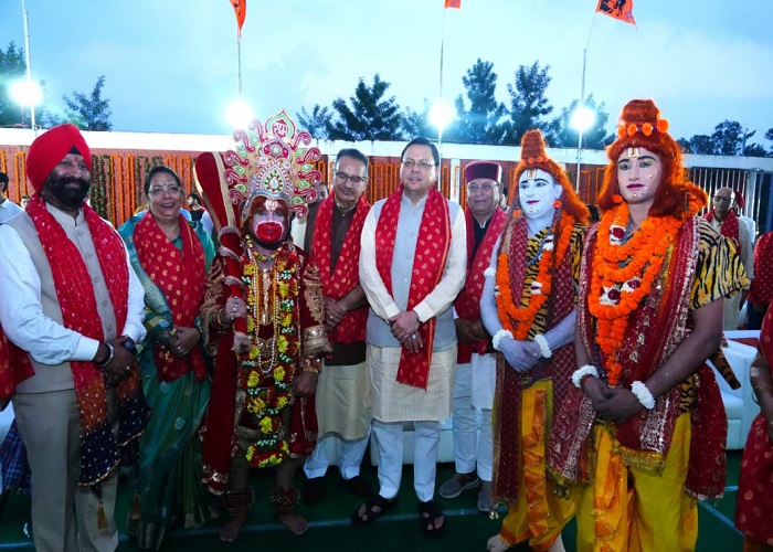 सीएम धामी ने परेड ग्राउंड में रावण दहन कार्यक्रम में किया प्रतिभाग