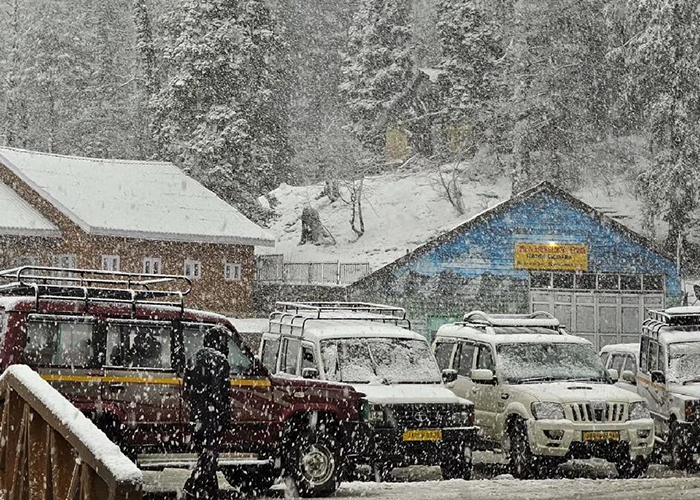 कश्मीर में पहली बर्फबारी: मुग़ल रोड बंद, सर्दियों के पर्यटन पर लगी उम्मीदें