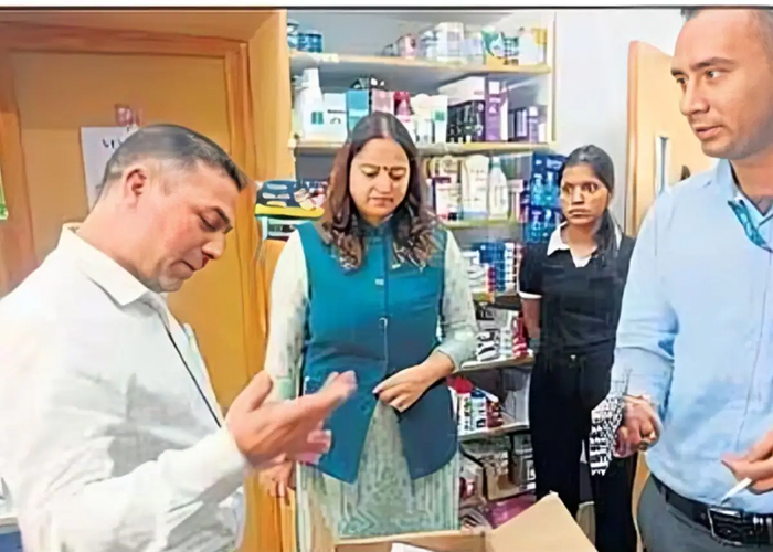 उत्तराखंड में कफ सिरप पर कड़ी कार्रवाई: 12 मेडिकल स्टोर के लाइसेंस निरस्त, 10 की बिक्री पर रोक