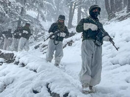 कश्मीर में दुखद हादसा: बर्फ़ीले तूफ़ान में दो वीर सैनिक शहीद, आतंकवाद रोधी अभियान के दौरान सेना ने दिखाई वीरता