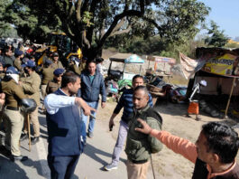 हरिद्वार में ट्रैवल कारोबारियों का धरना: बैरागी कैंप पार्किंग शुल्क बंद करो!